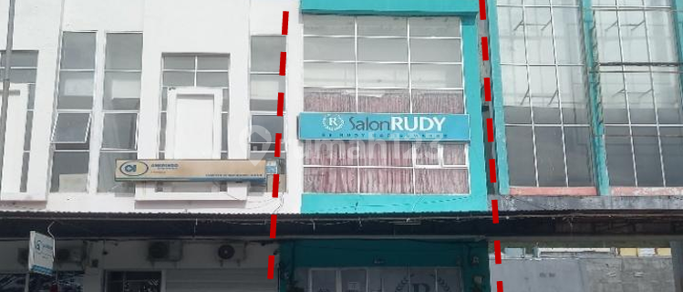 Shop-house, 2 Floors, Strategic and Affordable in the Luwuk Area, Banggai Near the Luwuk Port 1