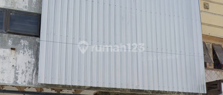 Strategic shop house for sale, ideal for spare parts business. 1