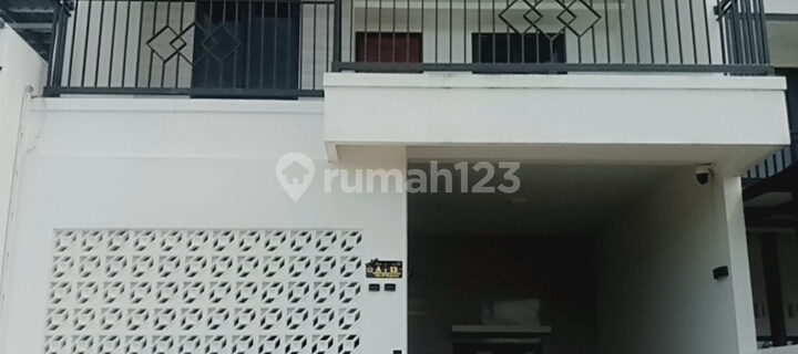 Ready-to-Live Home, South-Facing, Modern Style 1