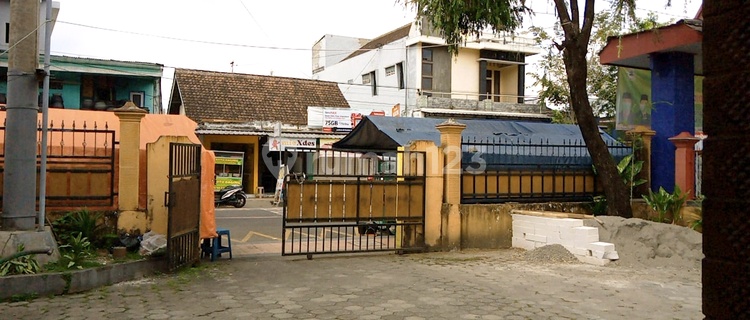 Rumah dan Tanah Luas Pinggir Jalan Raya Utama Wlingi 1