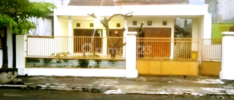 Rumah Luas Wates Pinggir Jalan Raya Utama 1