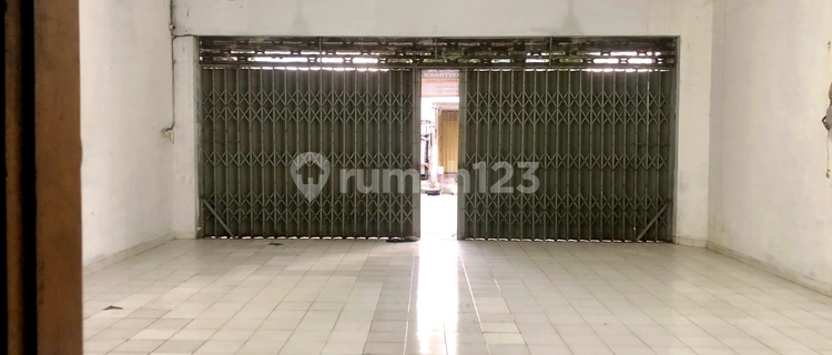 Rent a Strategic and Spacious Shophouse in Bandar Kidul, Kediri 1