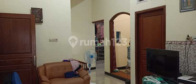 Strategic Shophouse Near Bung Karno's Tomb, Blitar 1