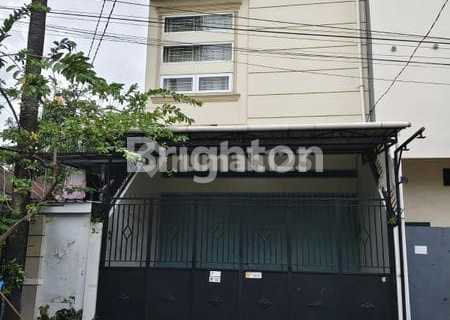 Beautiful 3-Story Shop House Ready to Occupy in the City Center 1