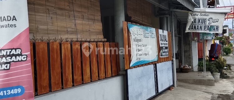 Rumah Tepi Jalan Dekat Stadion Notohadigoro. SHM 1