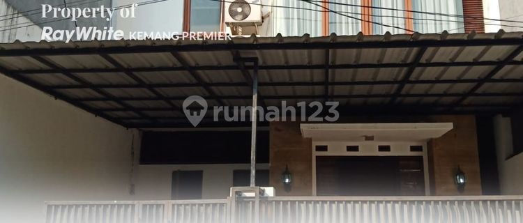 Minimalist House in a Strategic Location at Warung Jati Barat, South Jakarta 1