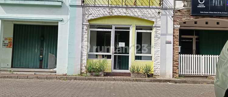 For Immediate Sale: 2.5-Story Full Building Shop House in Block B, Banjar Wijaya 1
