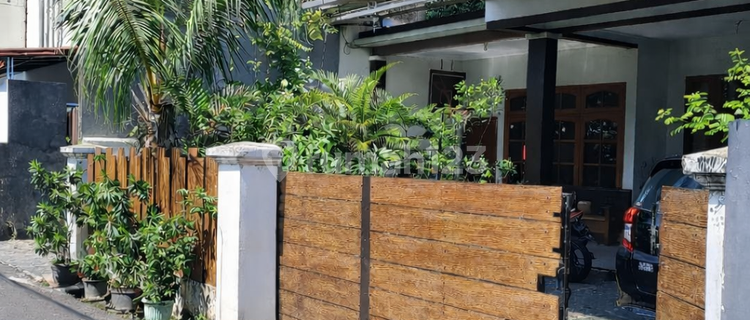 Sturdy House in Menteng Dalam, Tebet | Land Area 300 / Building Area 450 | Freehold Title 1