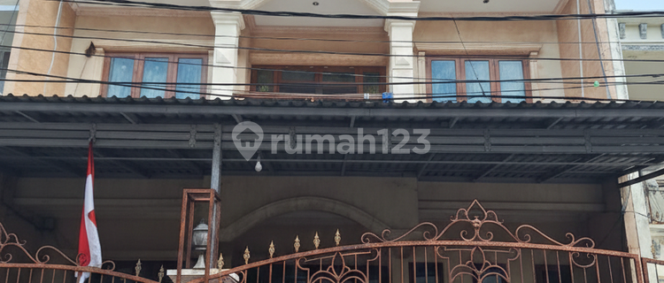 Nice House 3.5 Floors, Strategic Location in Sunter 1