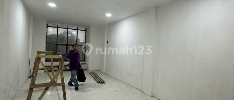 For Rent 4 ½ Story Shophouse in West Minangkabau, Strategic Location, Near Manggarai Station. 1