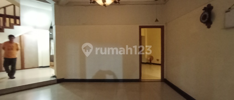 Disewakan Rumah Villa di Rawamangun Berdesain Mewah Berlokasi Strategis 1