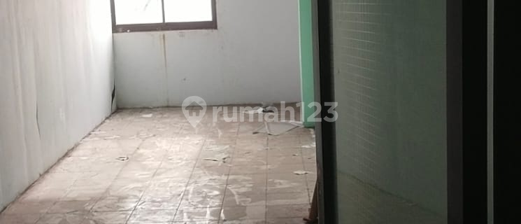 For Rent: Strategic 3-Storey Shop House in Koja, Suitable for Culinary Business, etc., Located on a Major Main Road. 1