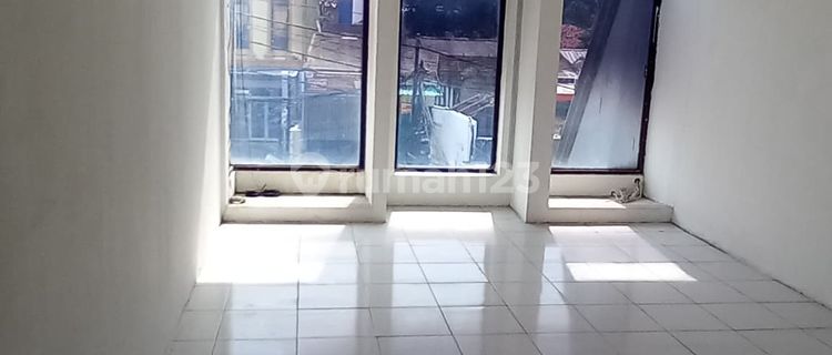 For Rent Strategic Long Shop House Ready to Use in Jatiasih Bekasi Land Area: 145 m² Building Area: 300 m² (W: 4 m², L: 30 m²) 2 ¹/² Floors 2 Bathrooms Electricity: 7700 kWh and 3500 kWh Water: - Carport/Garage: 2-4 Small Cars Certificate: SHM Building Permit: Available 1