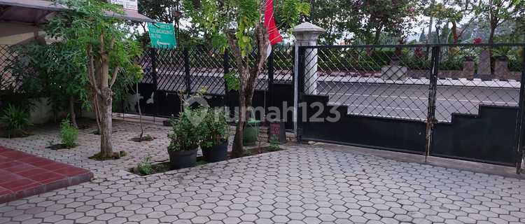 Freehold House on Jl Besar Provinsi, suitable for business, located on Jln May Sungkono, Kediri. 1