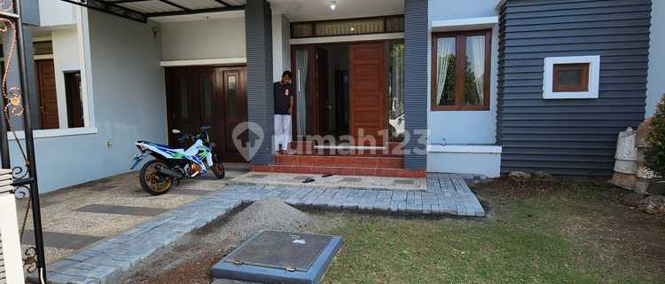 Disewakan Rumah Mewah Semi Furnished - Cluster Heliconia 1