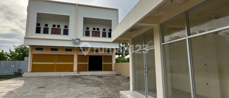 Luxurious Shophouse Strategically Located Near Bimoku Terminal 1