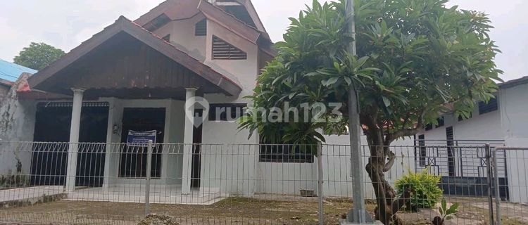 House for Rent. Spacious Yard, Large Rooms & Storage, Suitable for Various Needs.