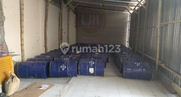 Small warehouse on East Merpati Street 1