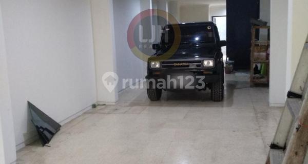 Ready-to-use shop house in MT Haryono. 1