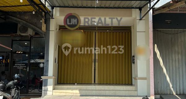 Single-story kiosk in Parangsarpo. 1