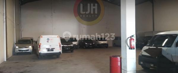 Bangunan usaha di Kaligawe Raya 1