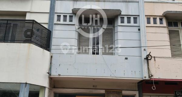 Ready-to-use shop house on A. Yani street 1