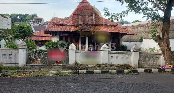 Bangunan usaha di jalan Suratmo 1