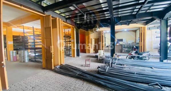 Bangunan usaha di jalan Brigjend Sudiarto 1