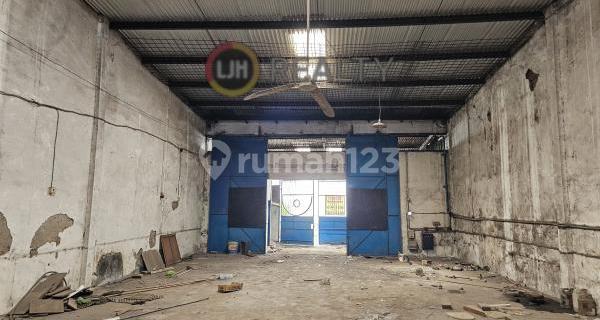 Warehouse in a Small Industrial Estate 1