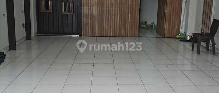 Shop for Rent on the Side of Alternative Cibubur Road, Depok 1
