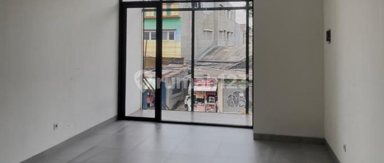 Own a Ready-to-Use Shop House and Guaranteed to Be Bustling in Depok, Price Only 1.5 Billion 1