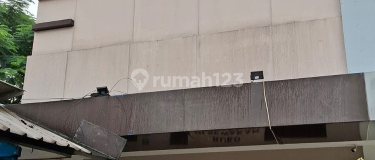 Ready-to-Occupy Shop House, Zero Down Payment, on Kh. Hasim As'ari Street near the Graha Raya Gate. 1