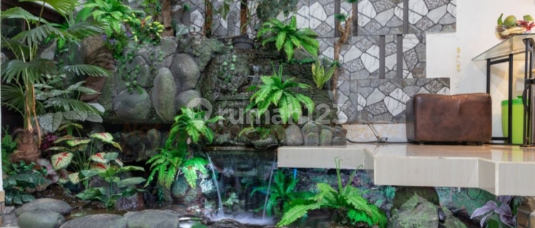 House in a Comfortable Area. This 2-Story Property is Located in an Easily Accessible Neighborhood. 1