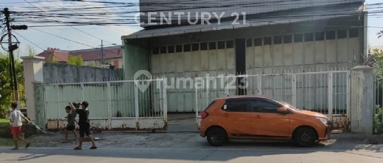 Ruko Besar di Gajah Raya Bebas Banjir Showroom 1