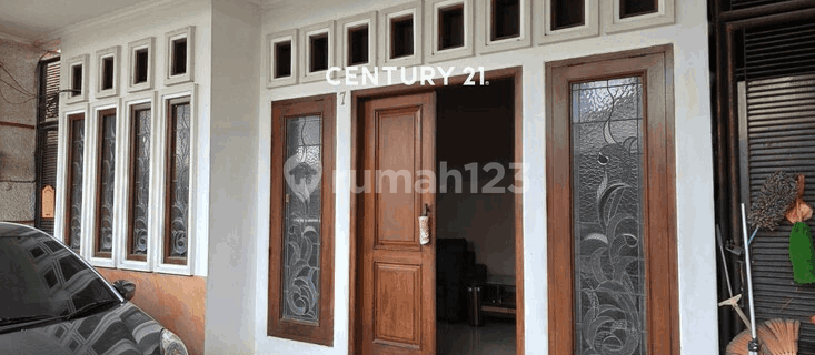 Ready-to-Occupy House in the City Center Flood-Free Singosari 1