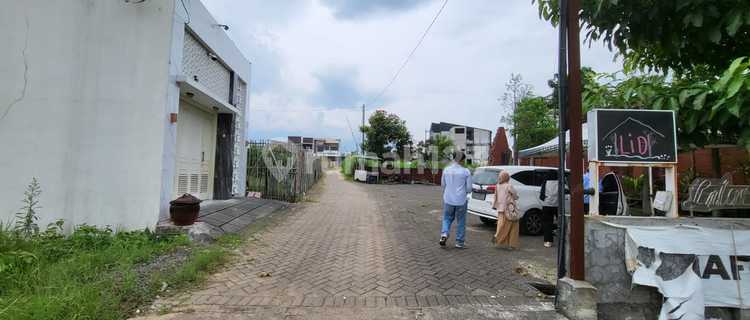 Strategic Boarding House Close to Malang City Cafe Area 1