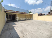 2-Story Shophouse Suitable for Business, Strategic Location on Jl. Parangtritis Sewon Bantul 1