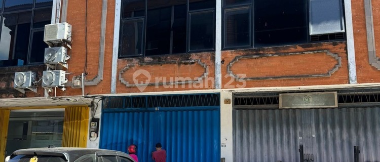3-Story Shophouse Located in Dauhpuri, Denpasar, on Diponegoro Street 1