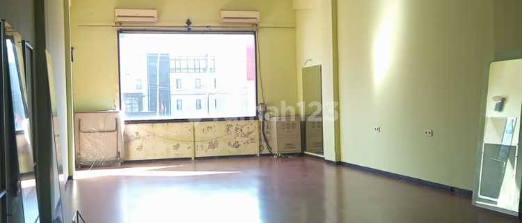 3-Story Commercial Building, Strategic Location in Dewi Sri, South Kuta 1