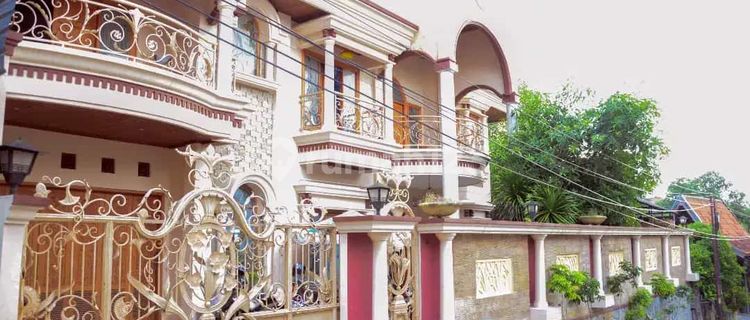 Dijual Rumah dengan Gaya Arsitektur Modern Klasik, Berlokasi Strategis Dekat dengan Akpol Semeru Semarang 1