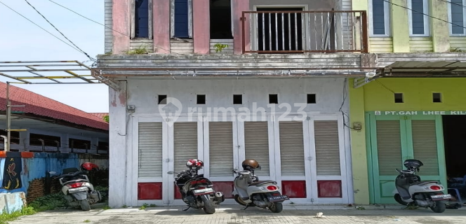 Shop-House Located in the City Center 1