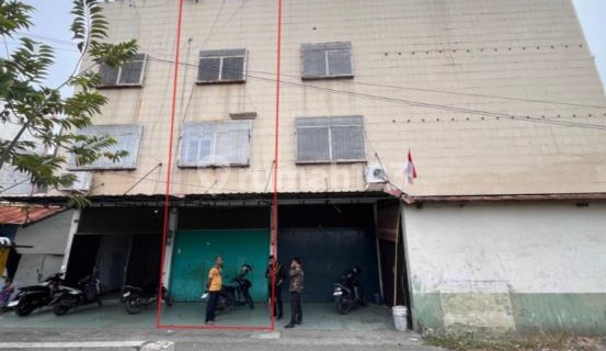 The shophouse is in a comfortable environment and a strategic location in the center of Banda Aceh. 1