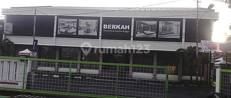 For Sale 3-Story Shop House in Pekalipan, Cirebon 1