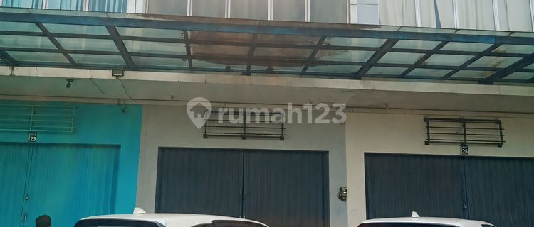 A shop-house for sale, very suitable for use as a business place. 1