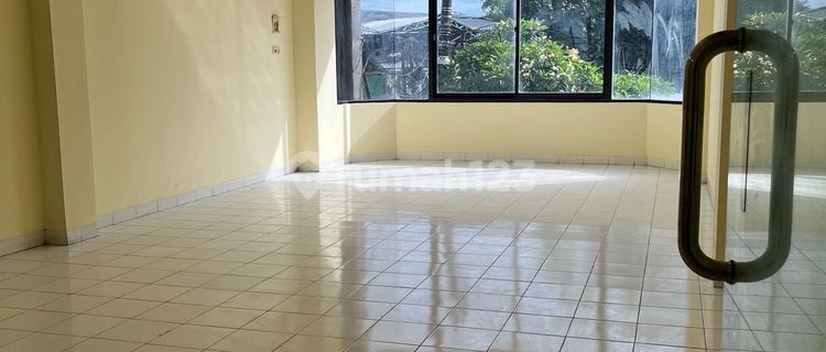 Store/Sho...house for Sale 3 Floors, Main Highway, Free Cargo, Ownership Certificate (SHM) 1