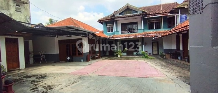 Disewakan Rumah Besar Terdapat 3 Kios Parkir Luas di Diponegoro Pati 1
