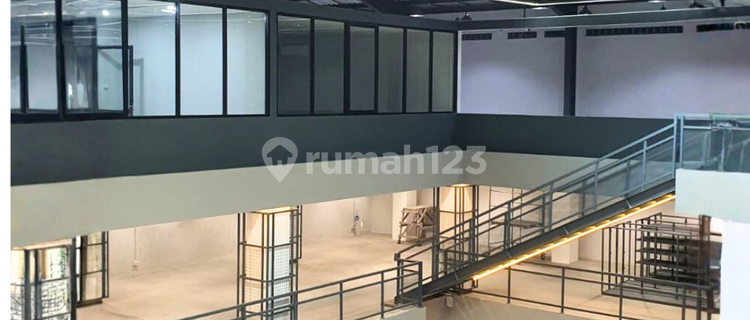 Ruang Usaha 3 Lantai Dilengkapi Gudang dan Lift Siap Pakai di Puspowarno 1