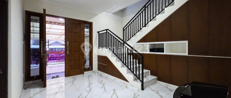 2-Story House for Rent Ready to Live In with Bonus 6 AC Units in Puri Anjasmoro, West Semarang 1