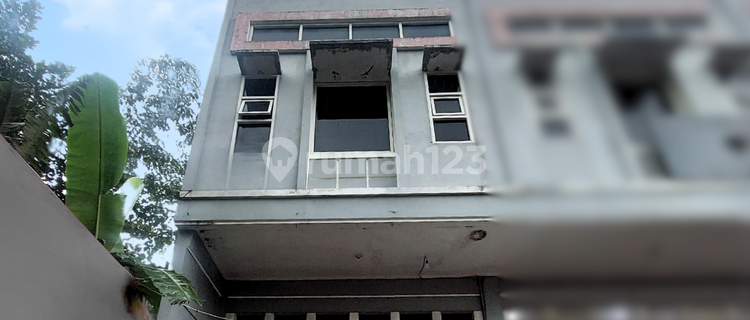 2-Storey Shop House with Spacious Parking Near Salatiga Square in Nakula Sadewa. 1