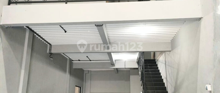 Dijual Rumah dan Toko 3 Lantai Halaman Luas Ada Rooftop di Brotojoyo Semarang Utara 1